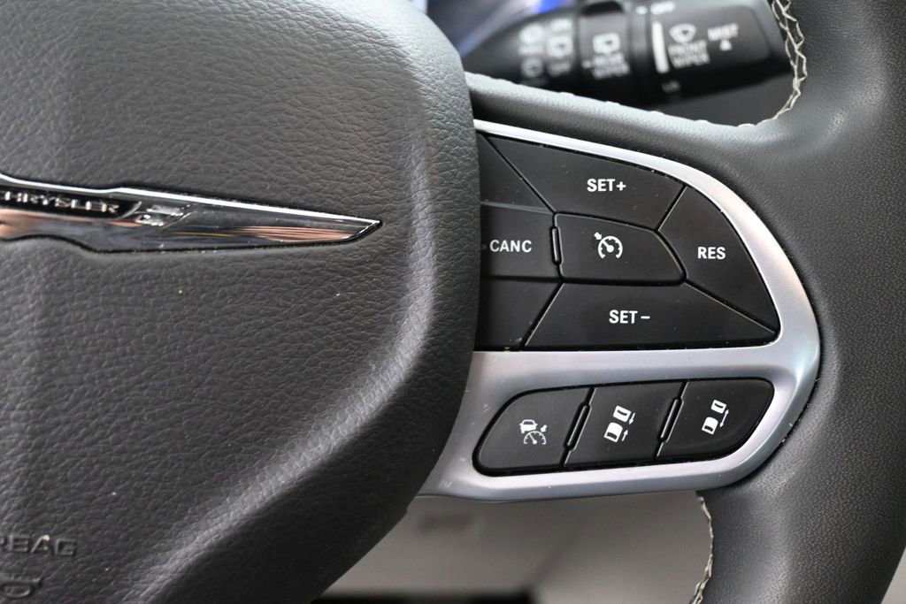 Used 2023 Chrysler Pacifica Touring-L FWD image 41