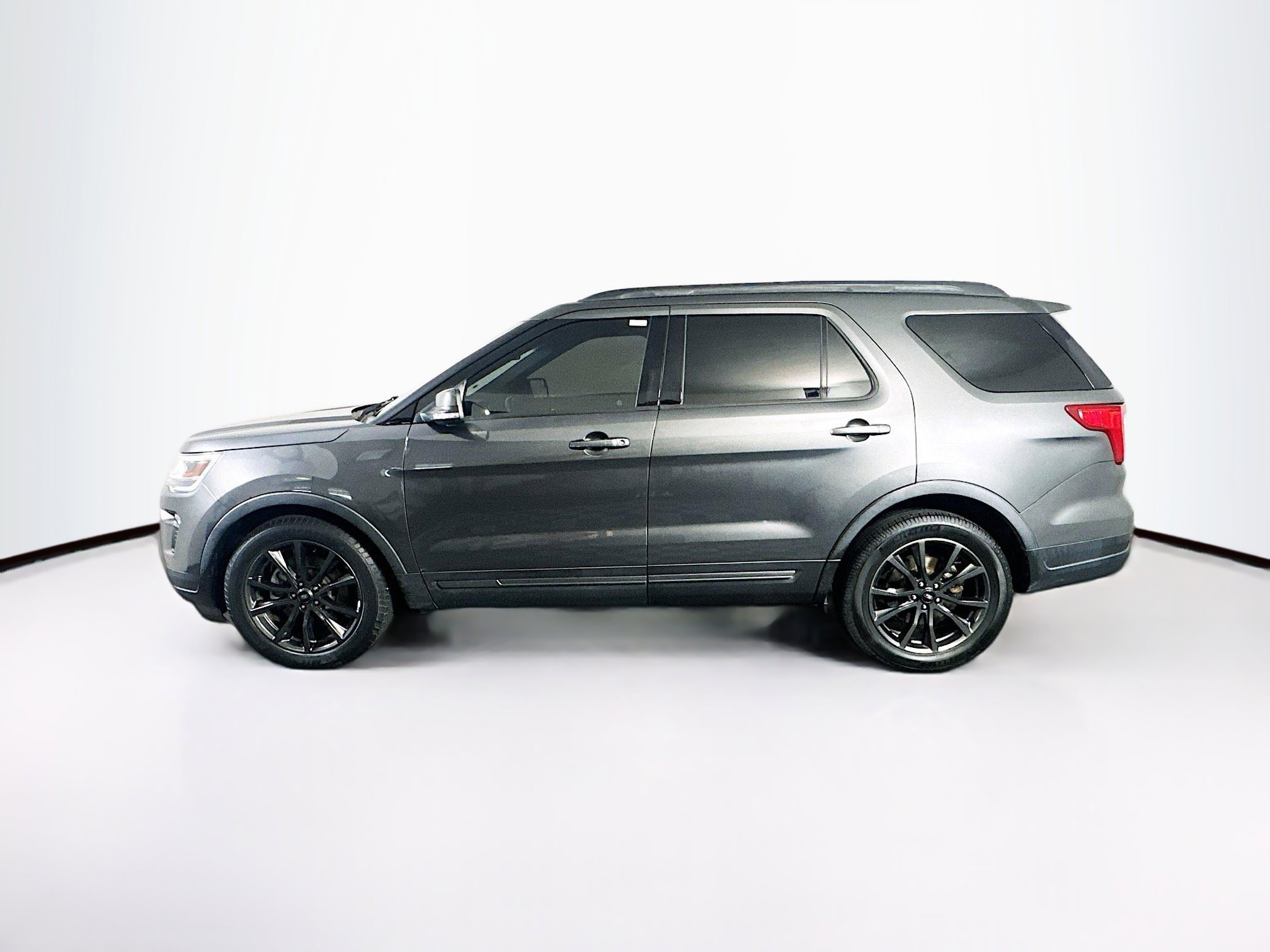 Used 2018 Ford Explorer XLT w/ Equipment Group 202A FWD image 4