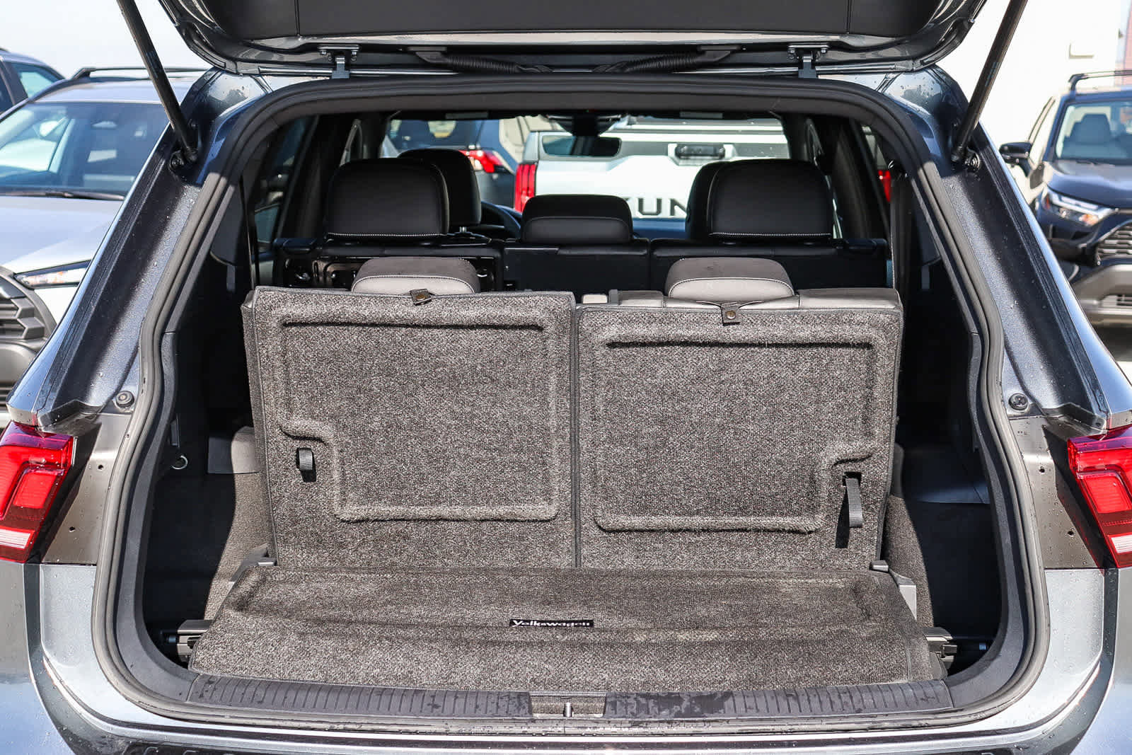 Used 2022 Volkswagen Tiguan SE R-Line image 25