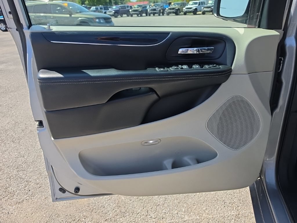 Certified 2019 Dodge Grand Caravan SXT FWD image 13