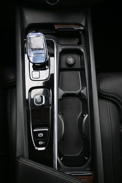 Used 2024 Volvo XC60 B5 Ultimate w/ Climate Package image 11
