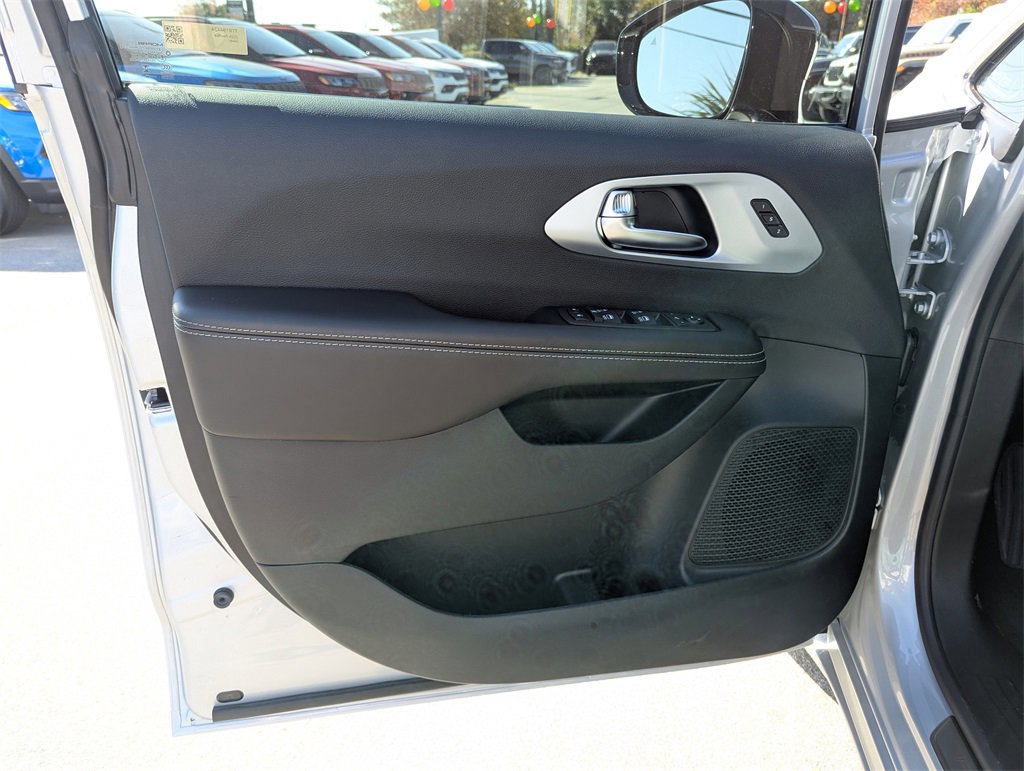 New 2026 Chrysler Pacifica Limited image 18