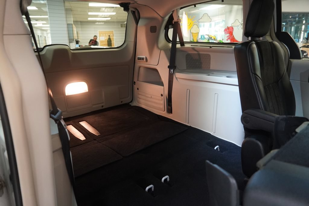 Used 2014 Chrysler Town & Country Touring-L FWD image 33