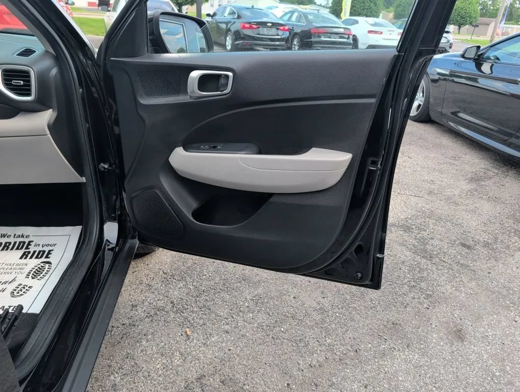 Used 2022 Hyundai Venue SEL FWD image 19