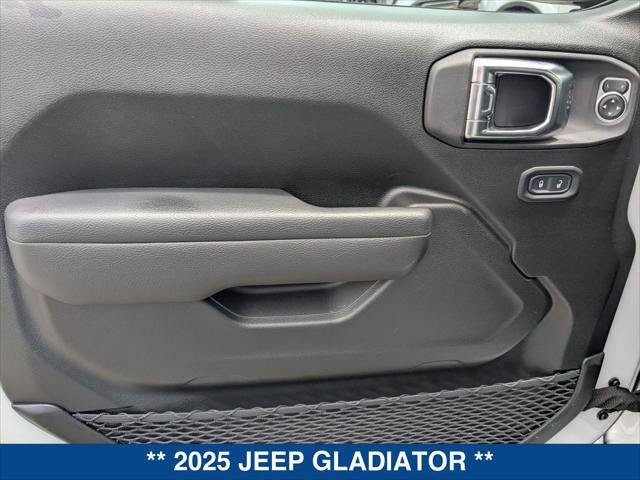 Used 2025 Jeep Gladiator Mojave w/ Convenience Group AWD/4WD image 10
