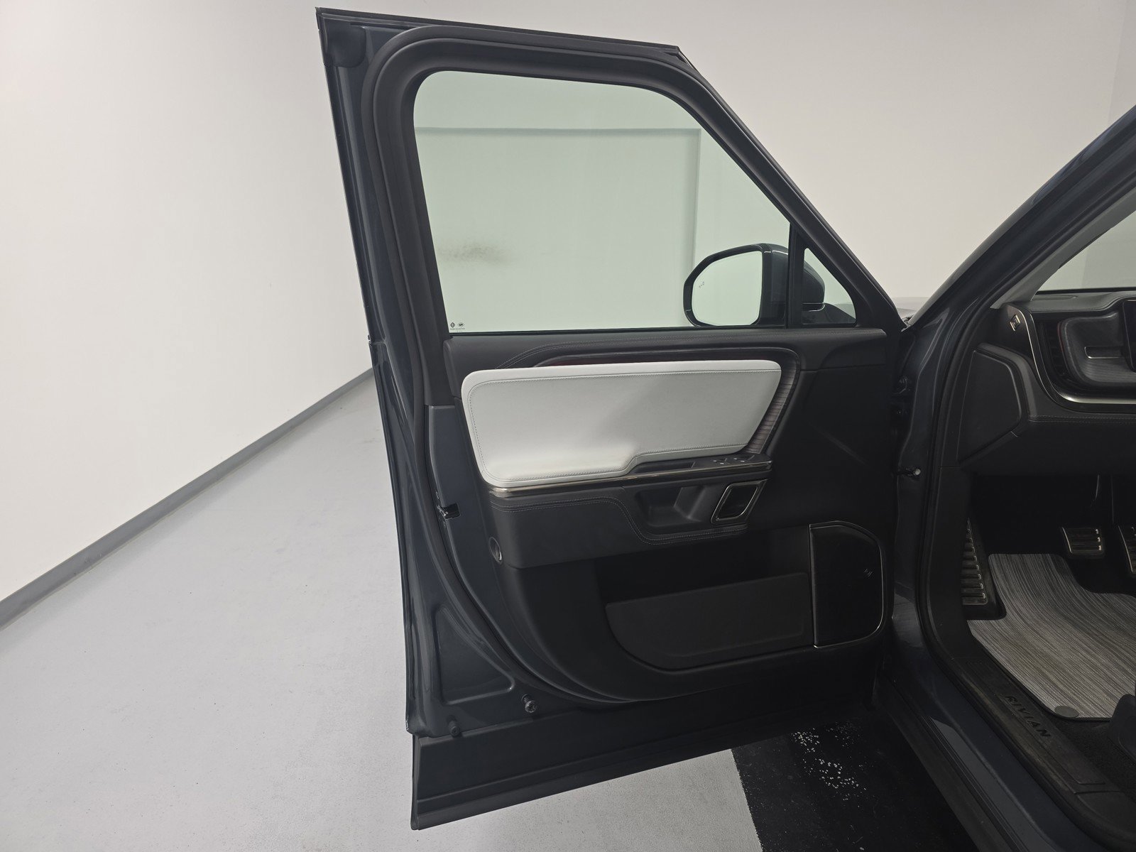Used 2023 Rivian R1S Adventure AWD/4WD image 16