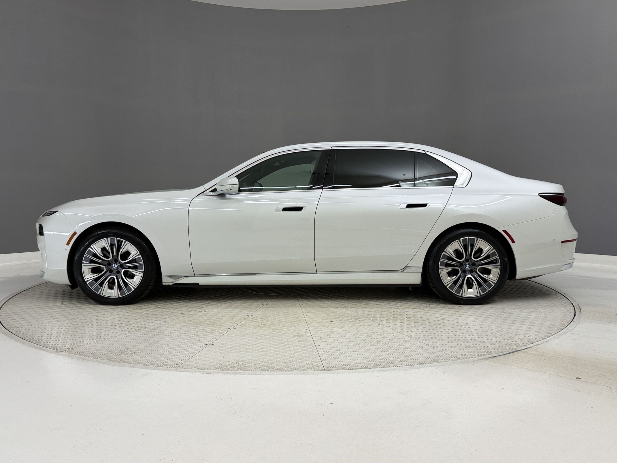 Certified 2023 BMW i7 xDrive60 AWD/4WD image 2