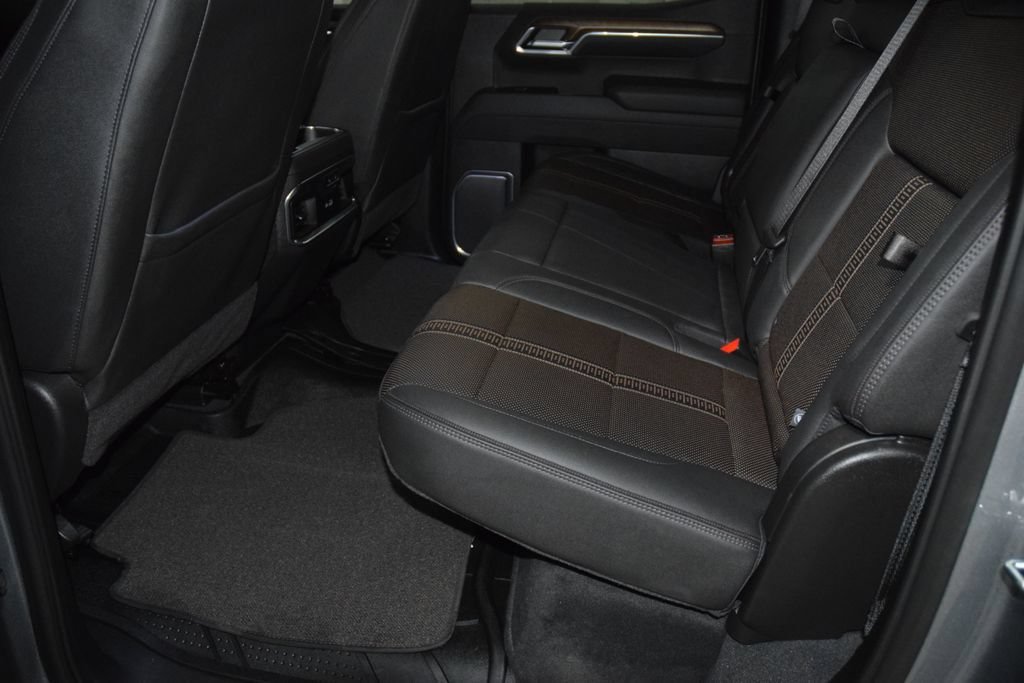 Used 2026 Chevrolet Silverado 1500 High Country w/ Technology Package AWD/4WD image 39
