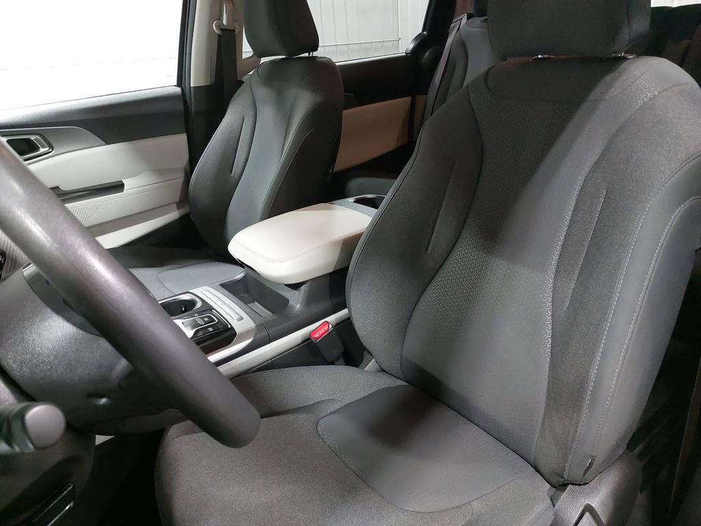 Used 2023 Kia Carnival LX image 14