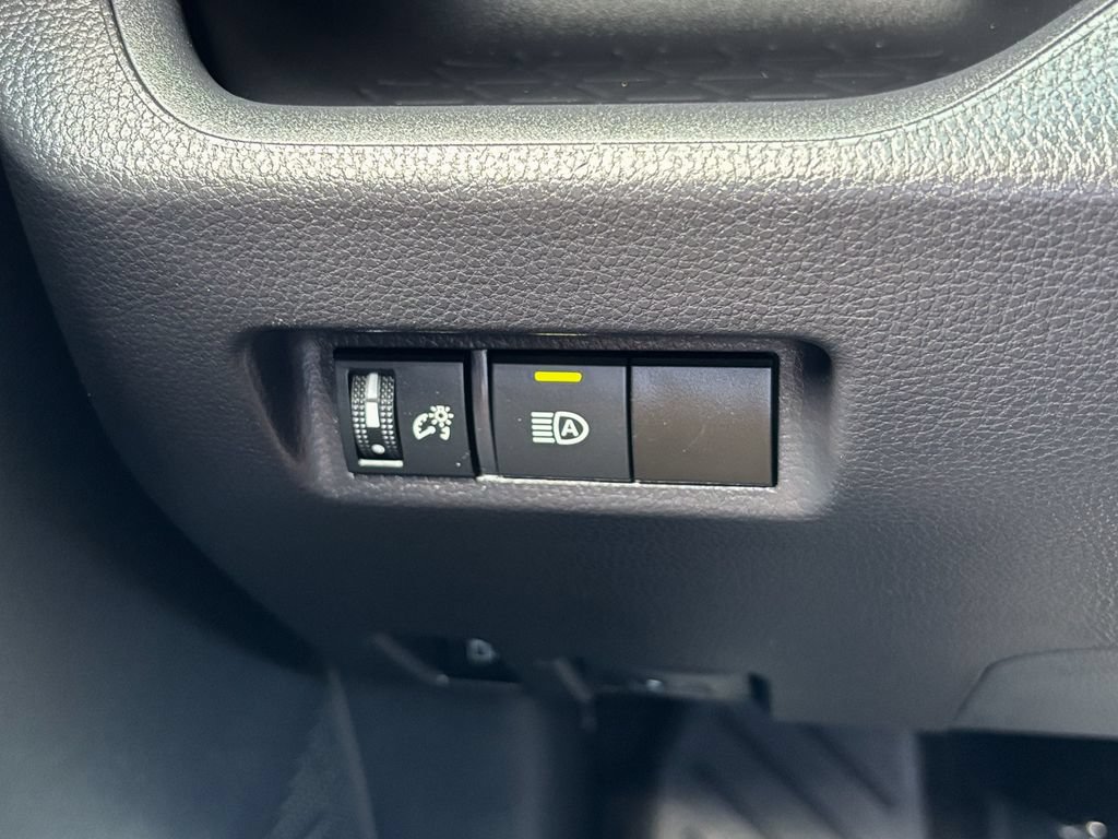 Used 2025 Toyota RAV4 XLE AWD/4WD image 31
