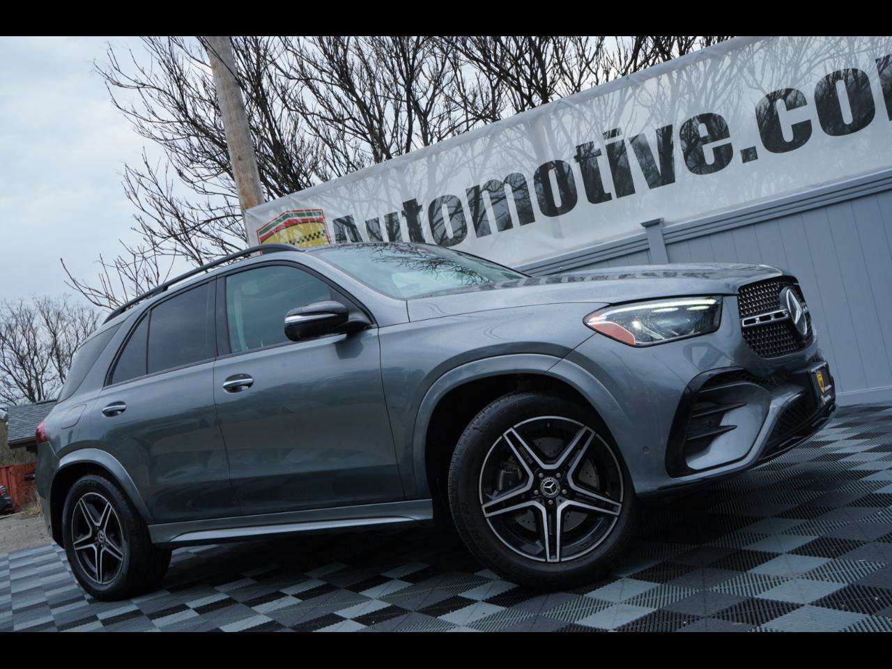 Used 2024 Mercedes-Benz GLE 350 4MATIC w/ AMG Line Exterior image 1