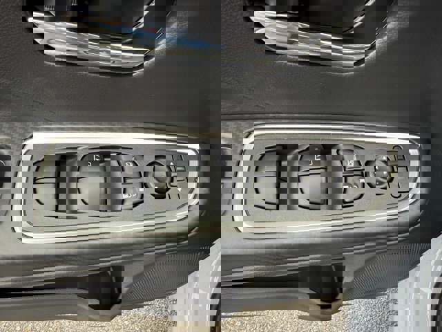 New 2025 Nissan Versa SR w/ Trunk Package image 11