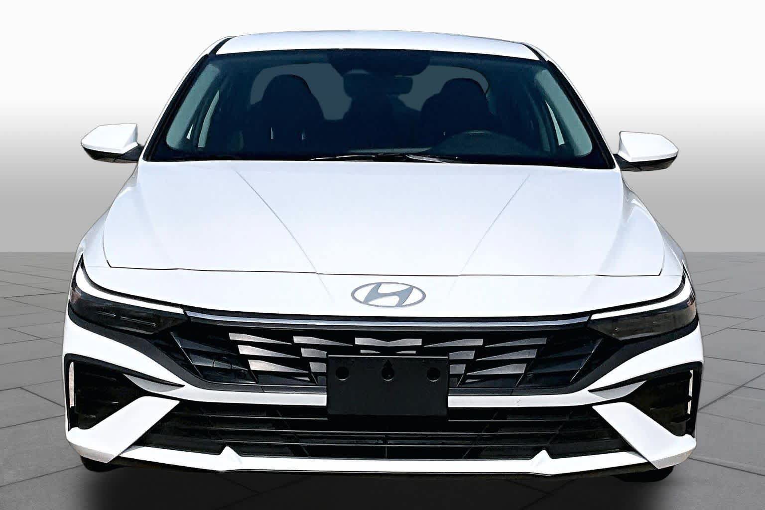Used 2026 Hyundai Elantra SE FWD image 4