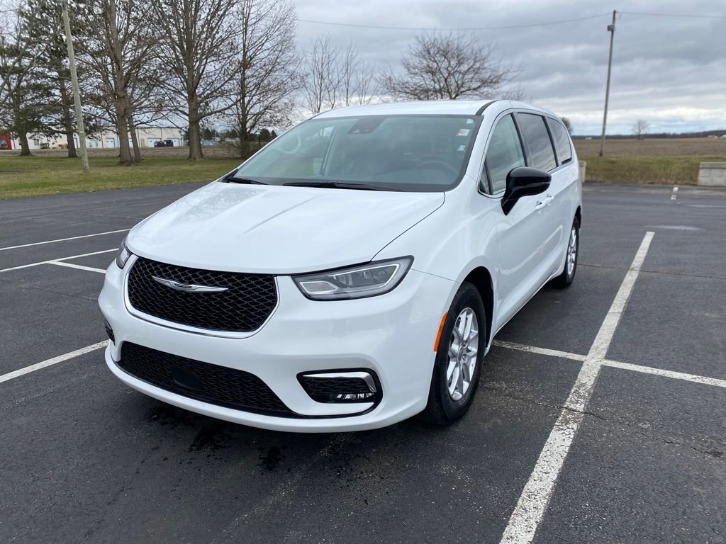 Used 2024 Chrysler Pacifica Touring-L image 3