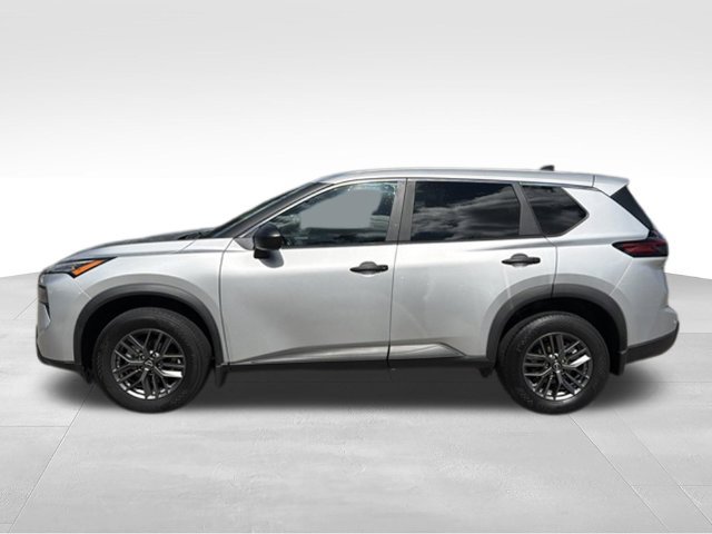 Used 2024 Nissan Rogue S AWD/4WD image 2