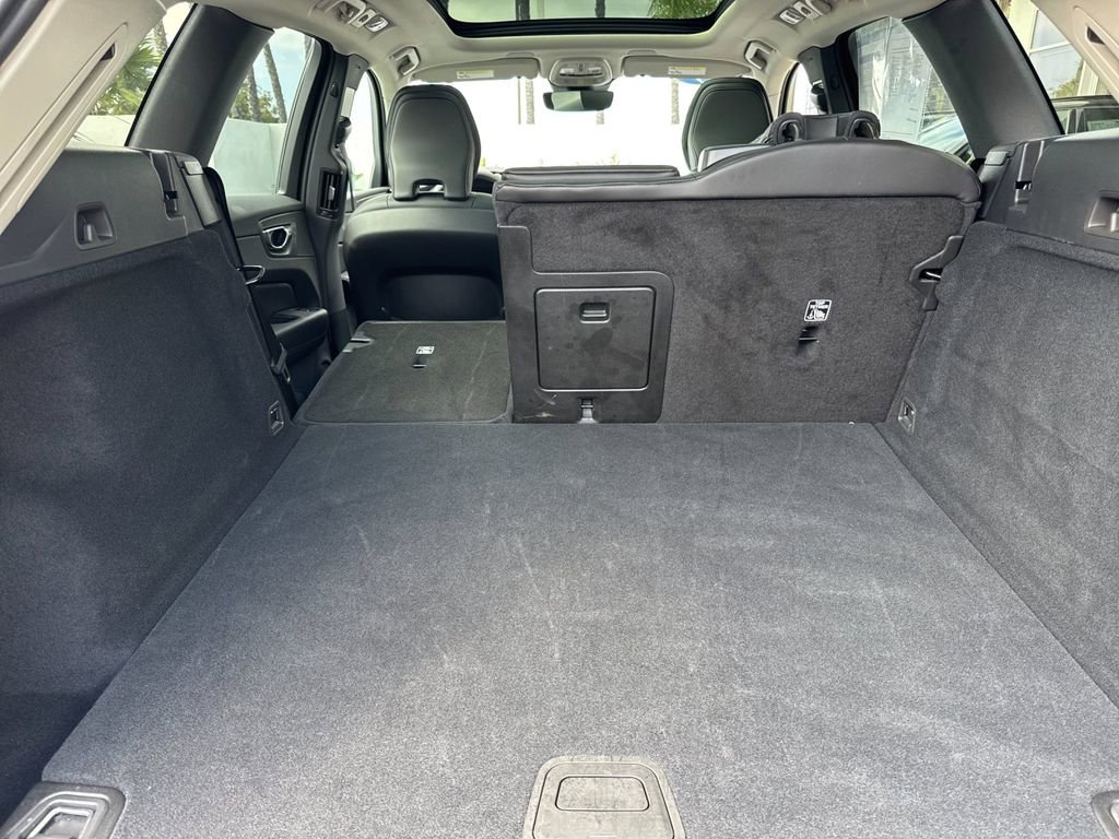 Certified 2025 Volvo XC60 B5 Core image 14