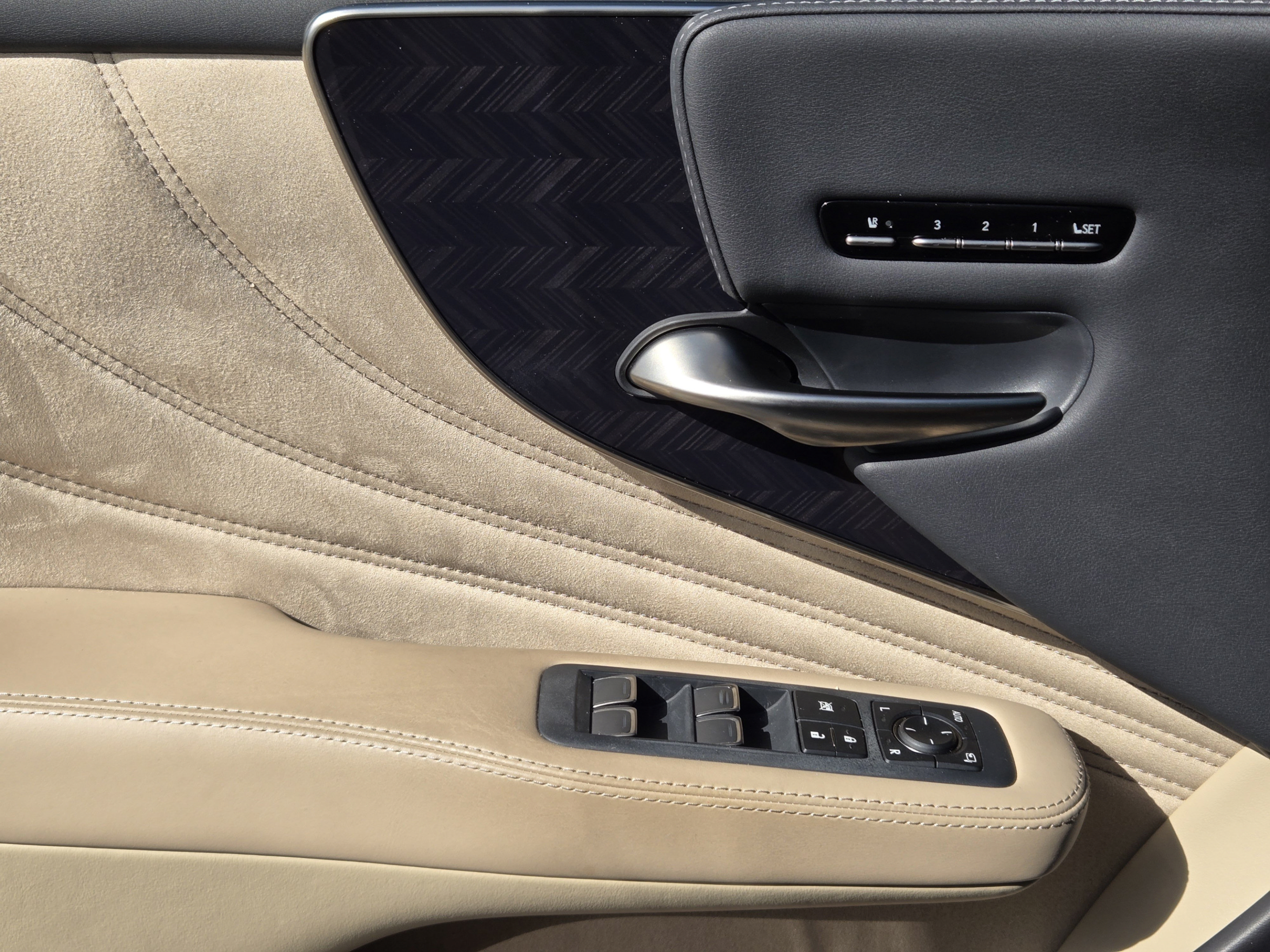 Used 2022 Lexus LS 500 w/ Interior Upgrade Package RWD image 23