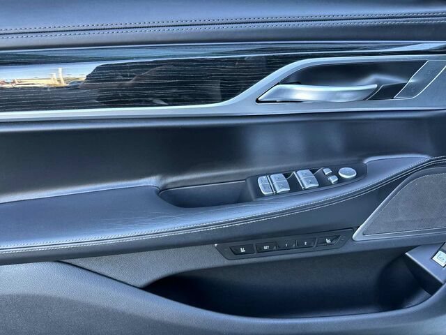 Used 2019 BMW 750i w/ Executive Package RWD image 13