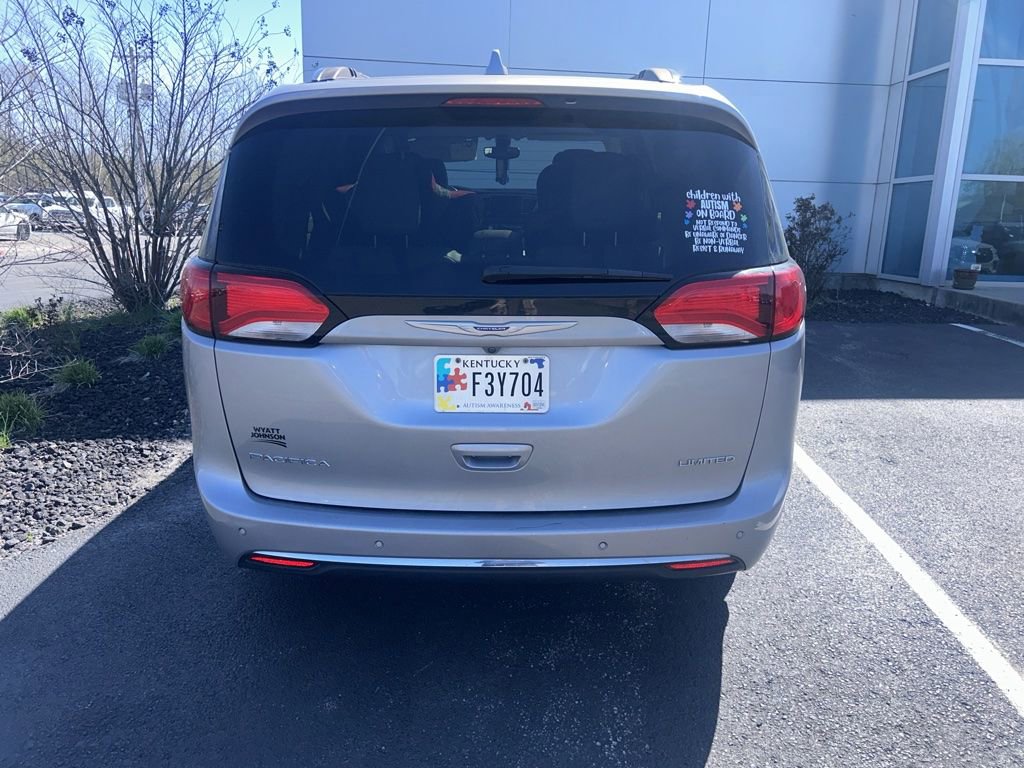 Used 2020 Chrysler Pacifica Limited image 3