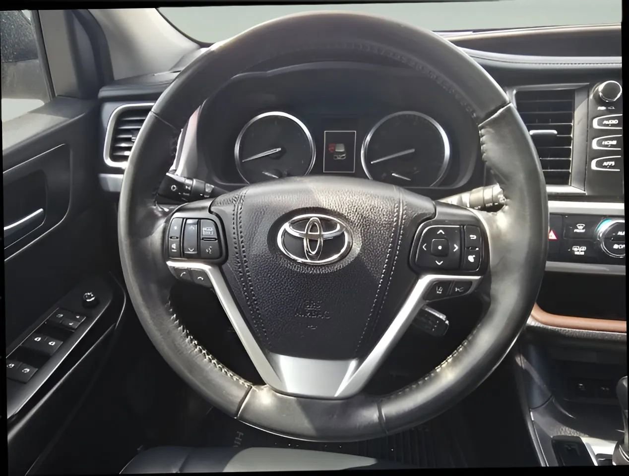 Used 2019 Toyota Highlander XLE AWD/4WD image 18