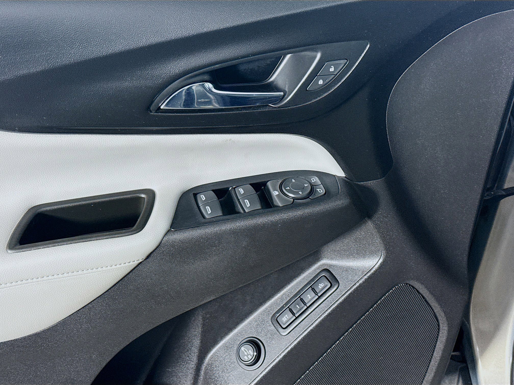 Used 2018 Chevrolet Equinox Premier FWD image 24