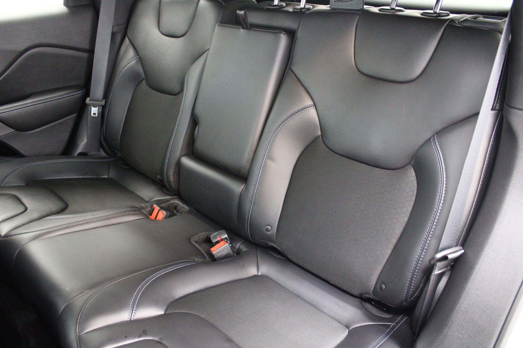Used 2019 Jeep Cherokee Latitude Plus w/ Comfort/Convenience Group AWD/4WD image 18