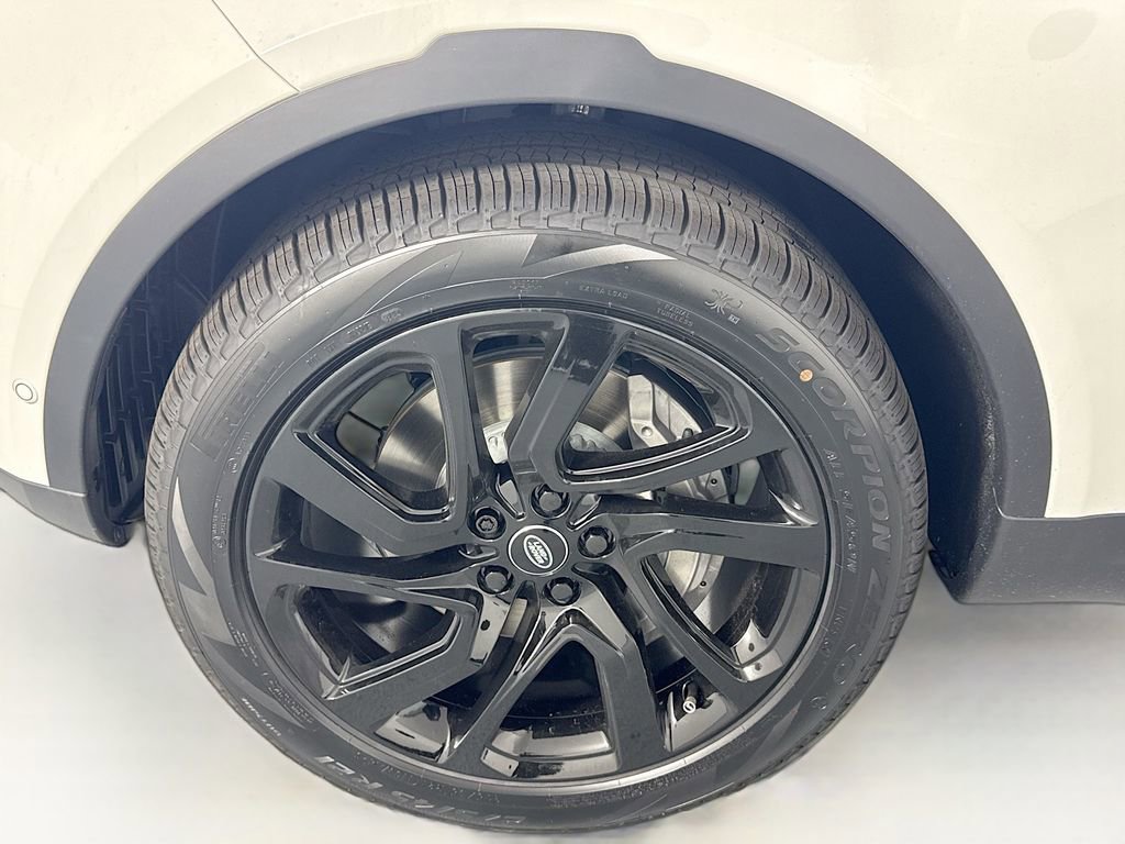 Certified 2025 Land Rover Discovery S AWD/4WD image 31