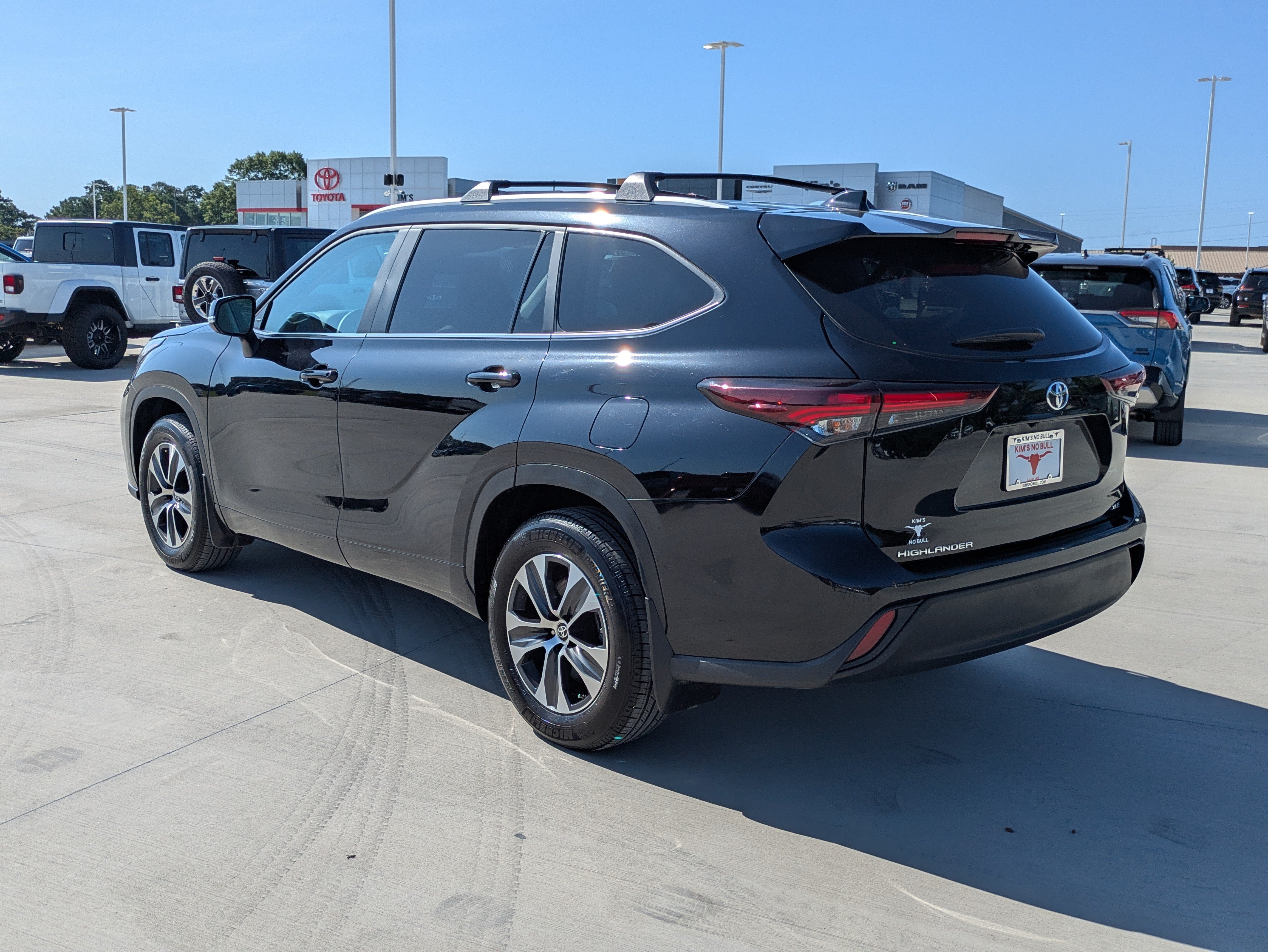 Certified 2024 Toyota Highlander XLE FWD image 3