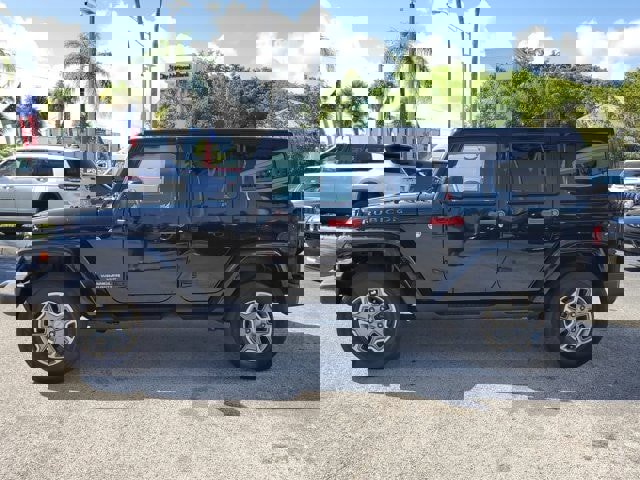 Certified 2016 Jeep Wrangler Unlimited Rubicon w/ Connectivity Group image 4