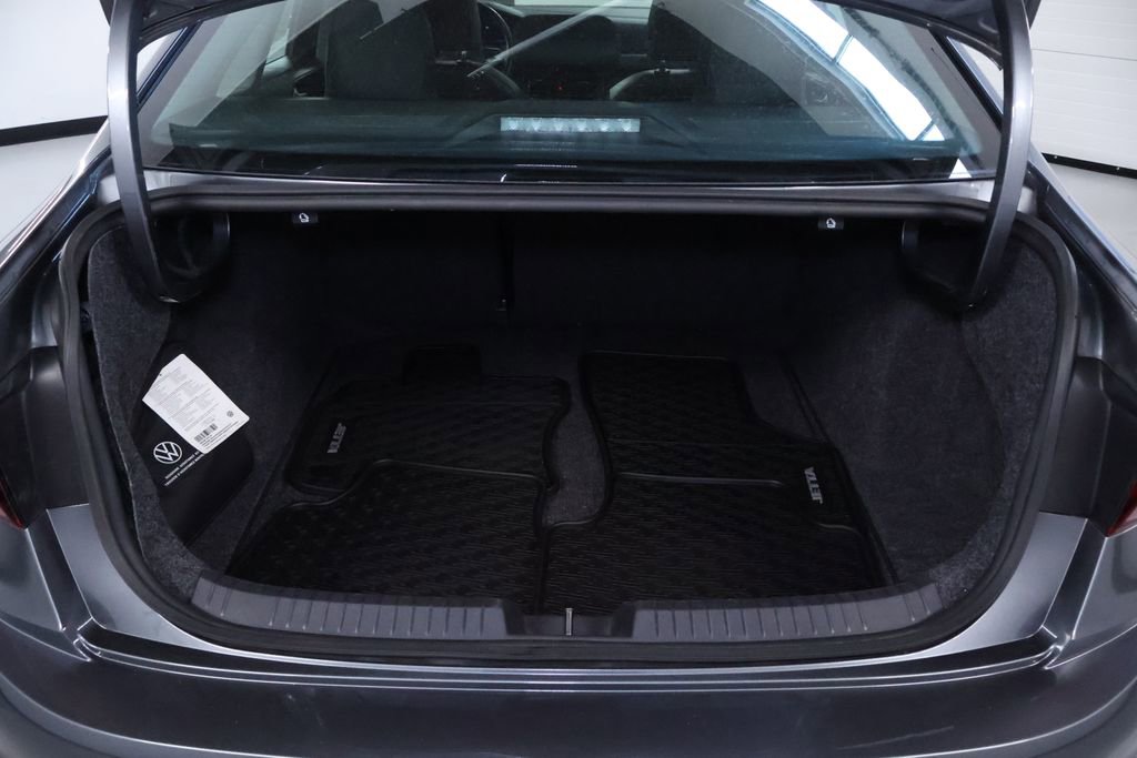 Used 2022 Volkswagen Jetta SE w/ Panoramic Sunroof Package image 15