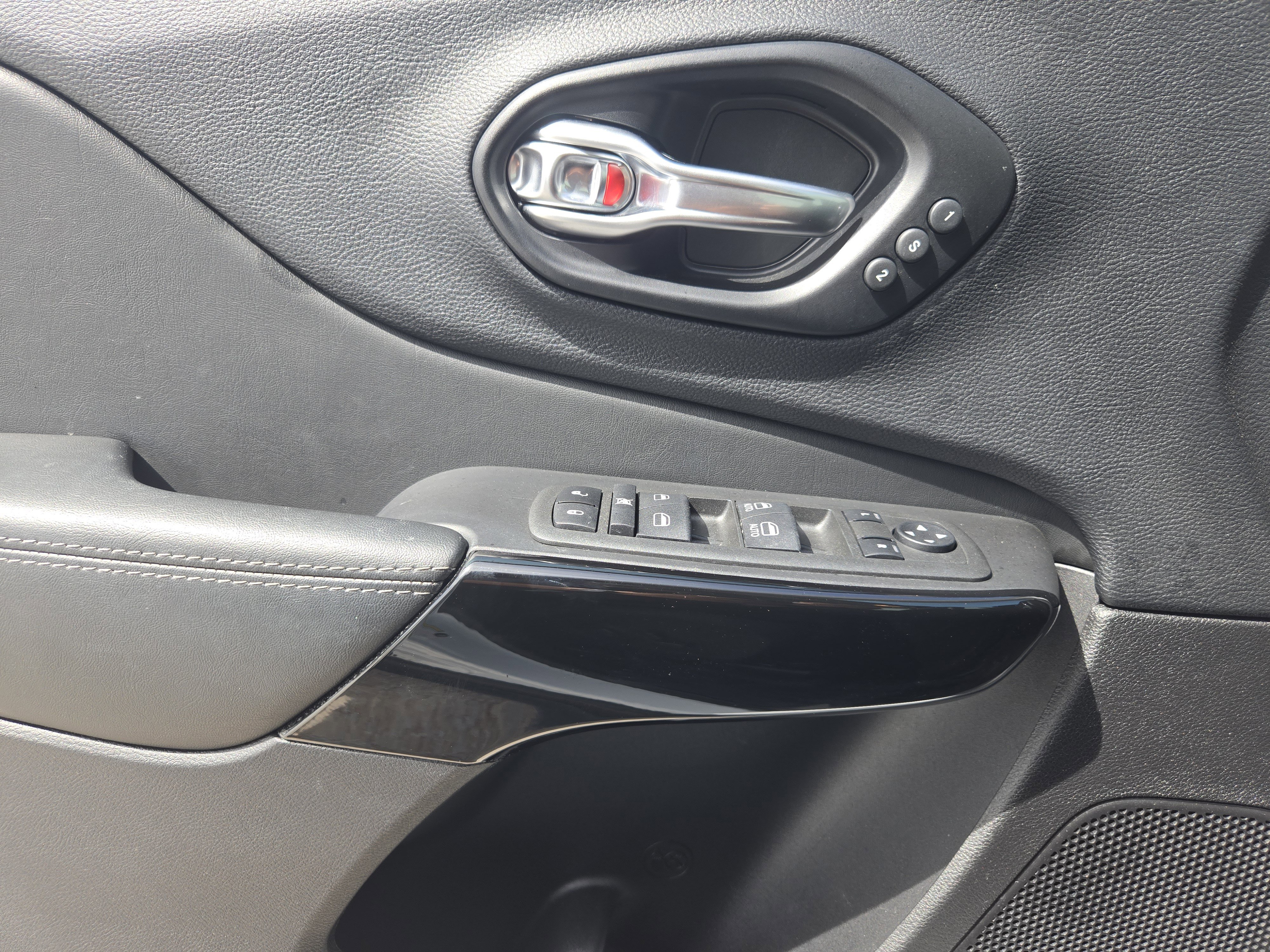 Used 2023 Jeep Cherokee Altitude Lux w/ Lux Elite Package image 26