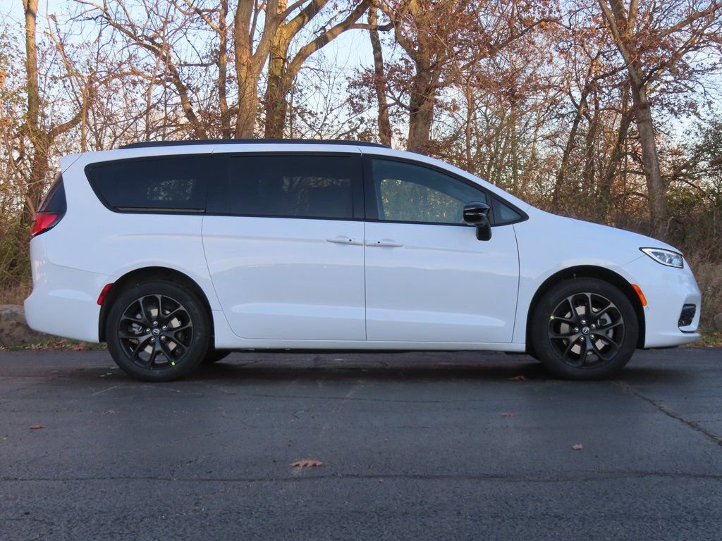 New 2026 Chrysler Pacifica Limited w/ S Appearance Package image 2