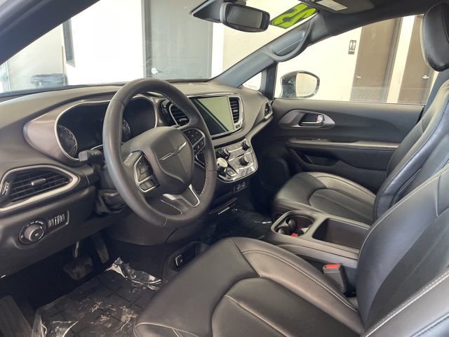 Used 2025 Chrysler Pacifica Select image 17