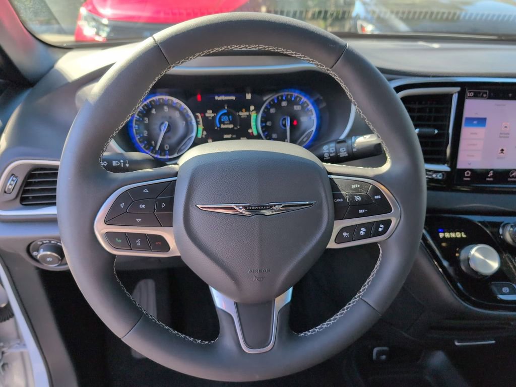 Used 2025 Chrysler Pacifica Select image 23
