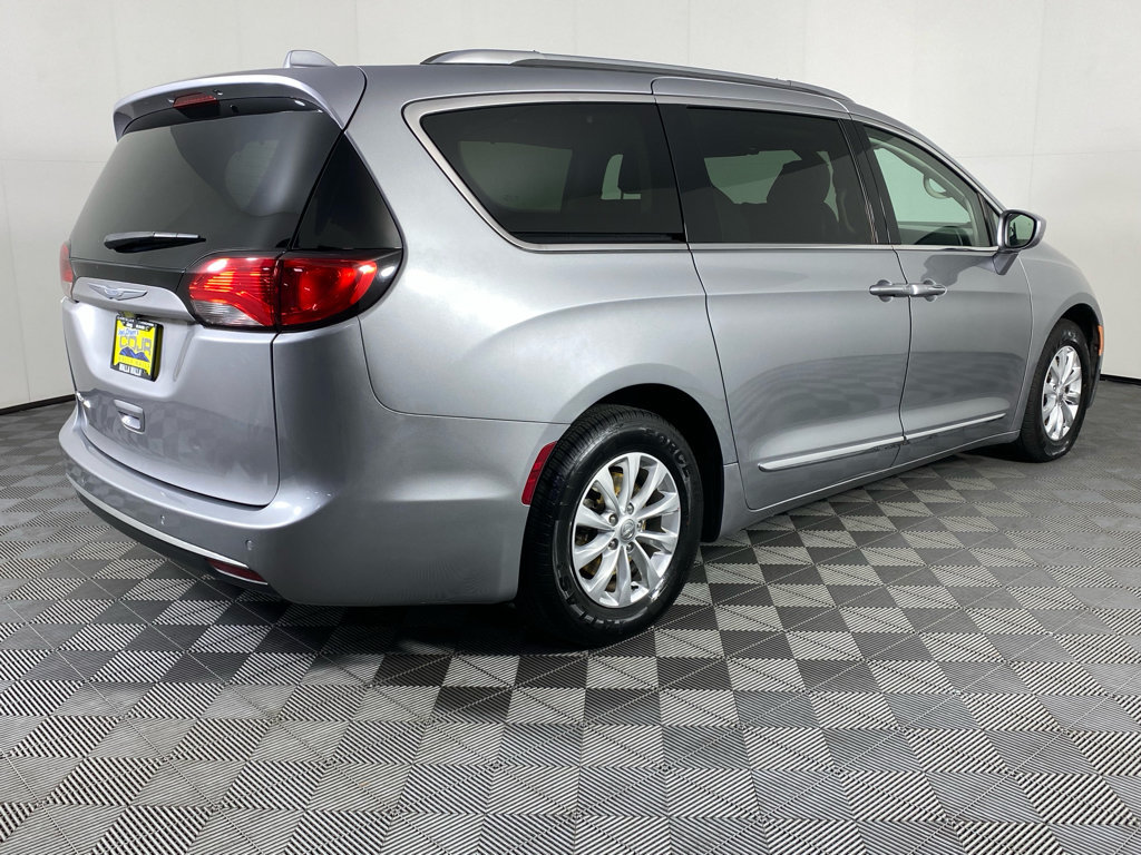 Used 2018 Chrysler Pacifica Touring-L FWD image 5