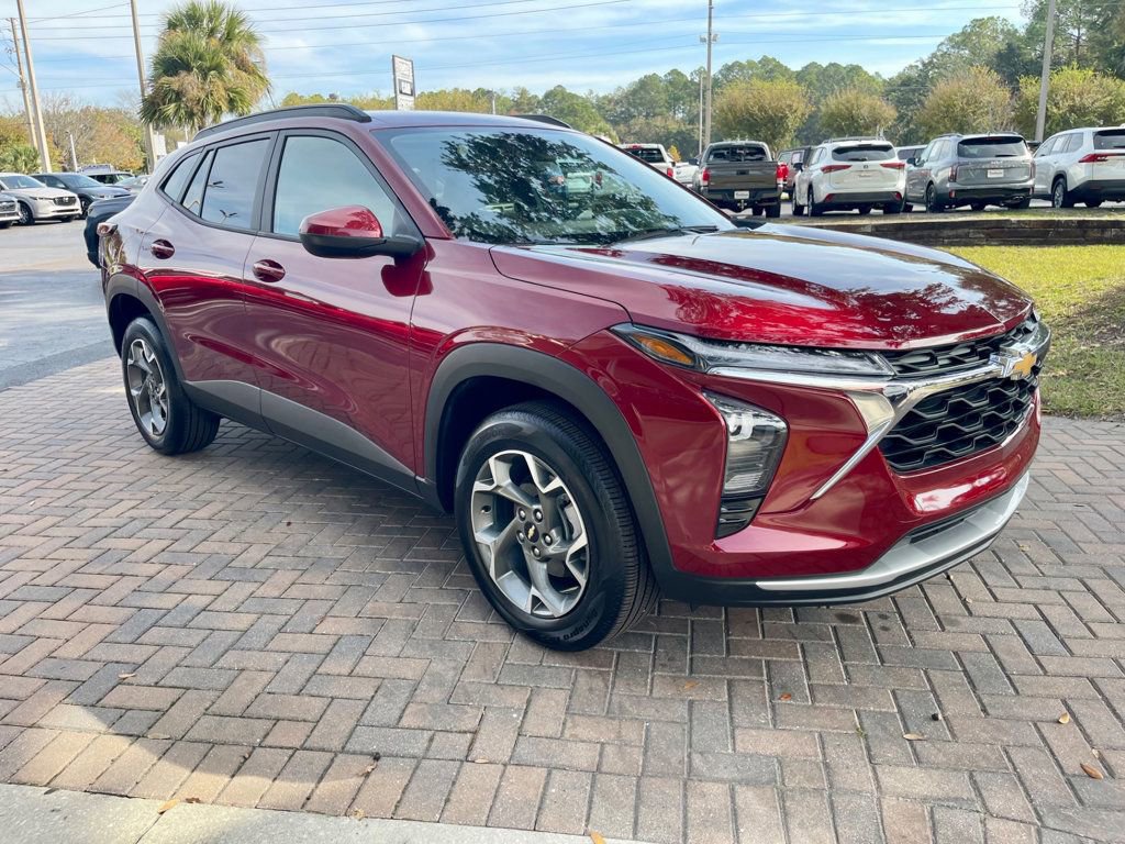 Used 2025 Chevrolet Trax LT w/ LT Convenience Package image 8