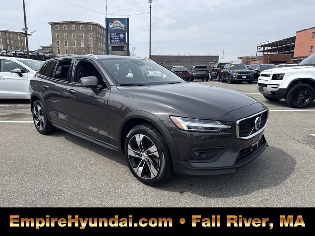 Used 2025 Volvo V60 B5 Cross Country Plus AWD/4WD image 2