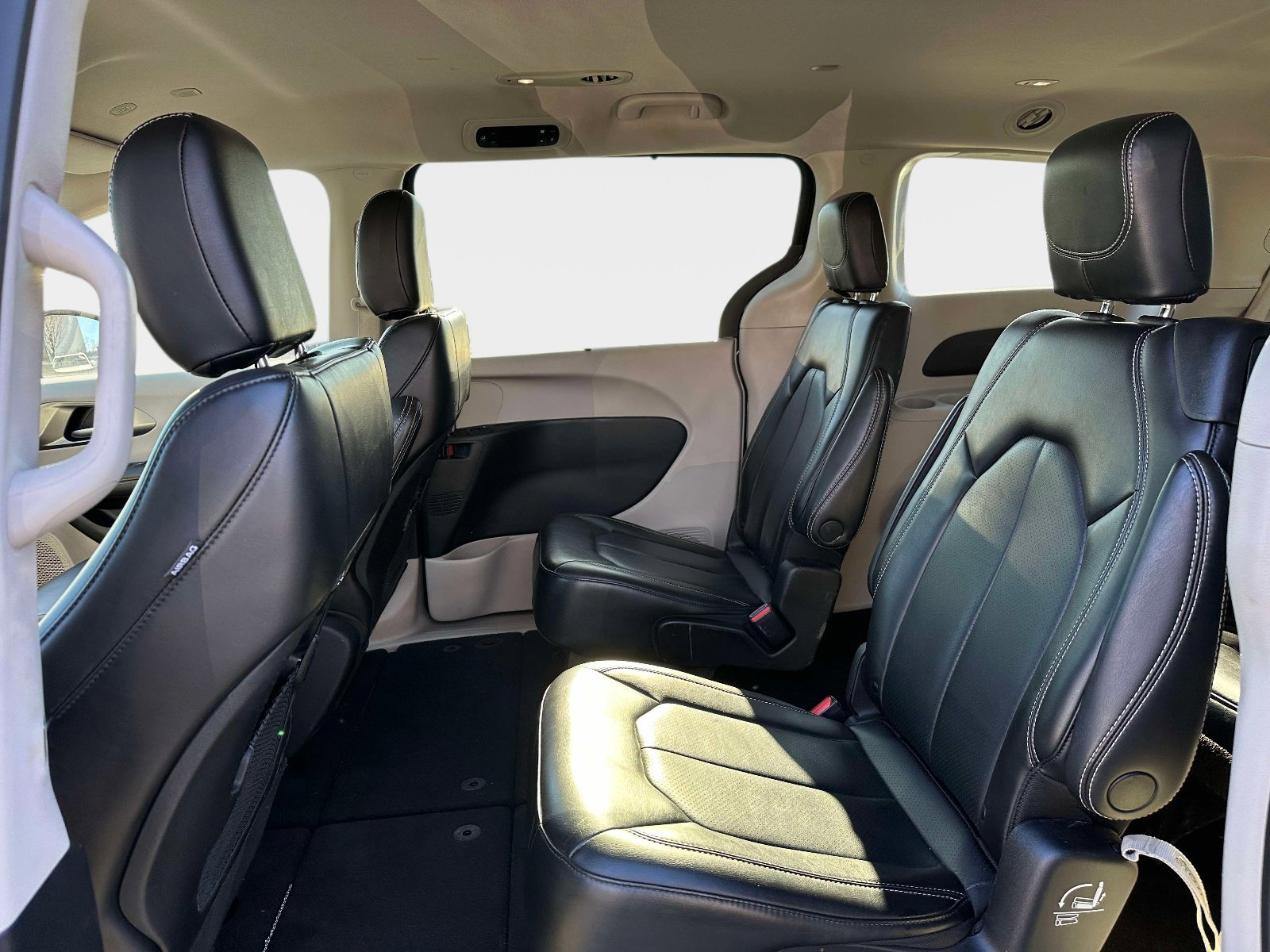 Used 2023 Chrysler Pacifica Touring-L FWD image 9