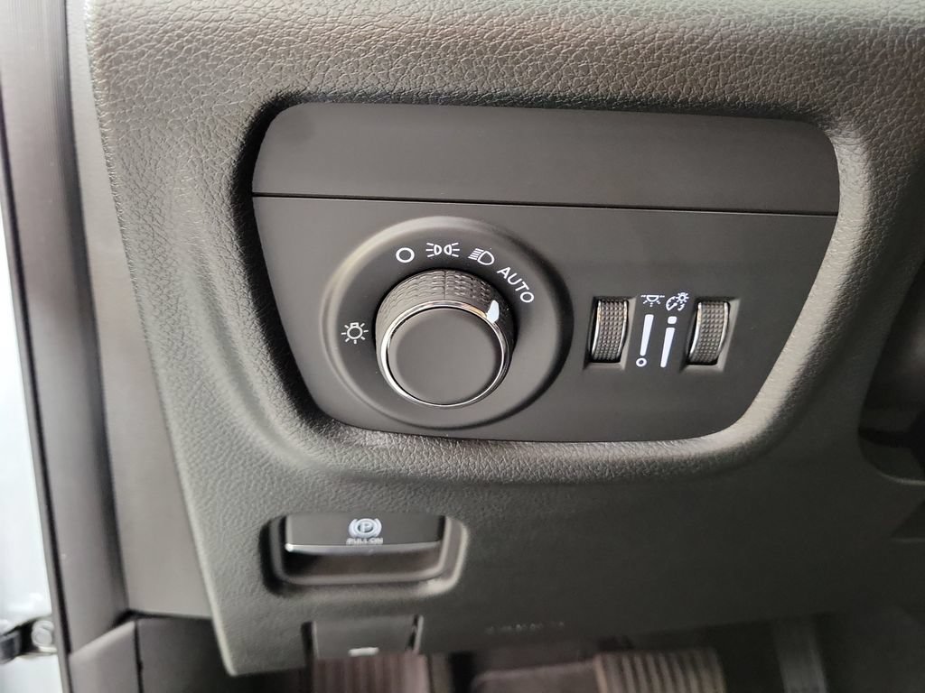 Used 2025 Jeep Grand Cherokee L Laredo w/ Luxury Tech Group I AWD/4WD image 13