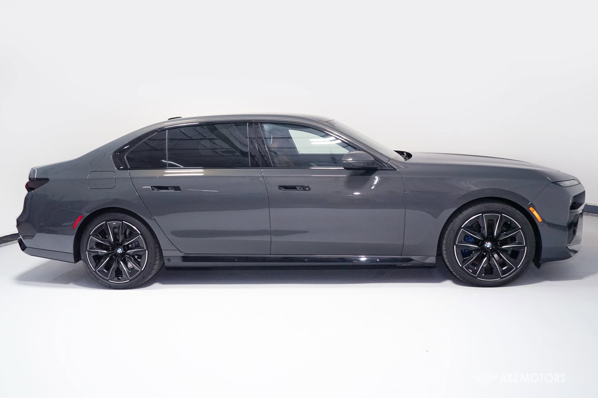 Used 2024 BMW 760i xDrive w/ Executive Package image 3