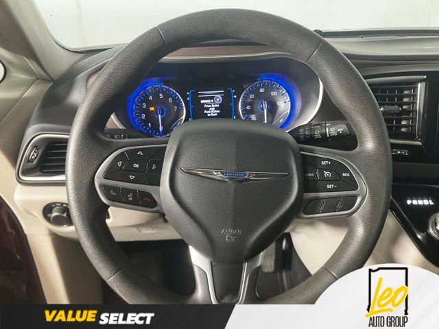 Used 2017 Chrysler Pacifica Touring FWD image 11