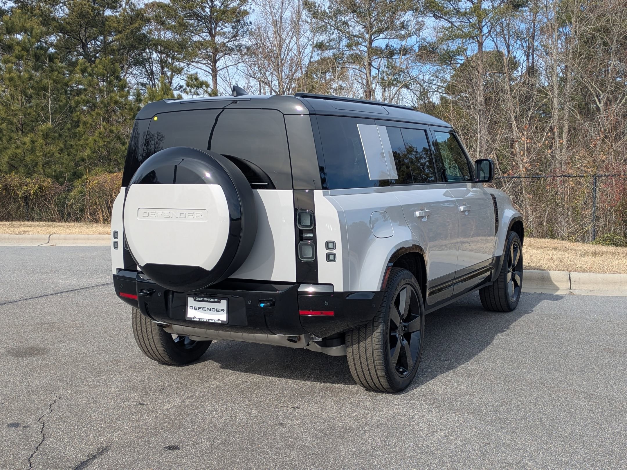 New 2026 Land Rover Defender 110 X-Dynamic SE image 5