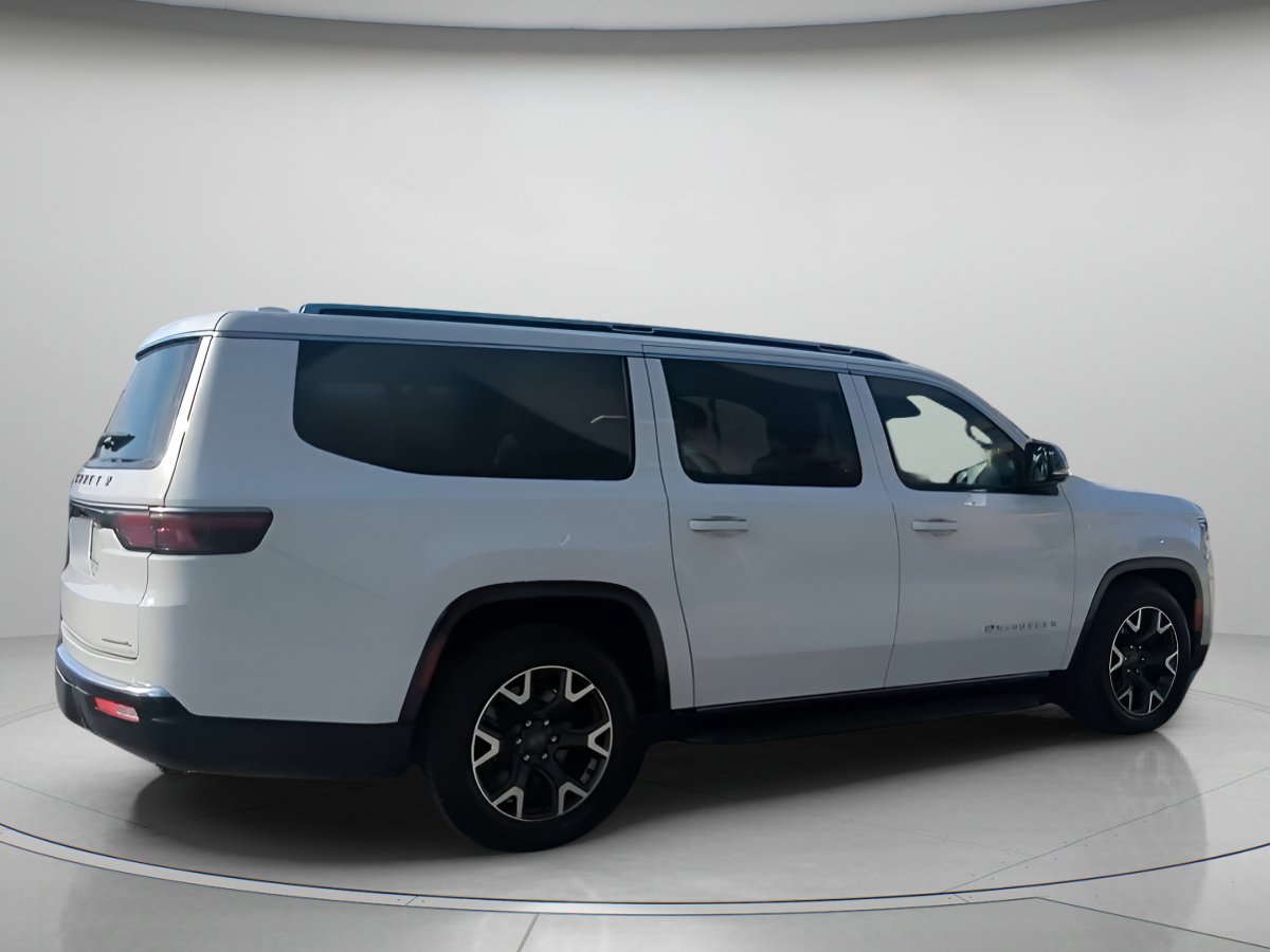 Used 2023 Jeep Wagoneer L Series III w/ Preferred Equipment Group image 28