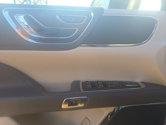 Used 2017 Lincoln Continental Select w/ Climate Package image 11