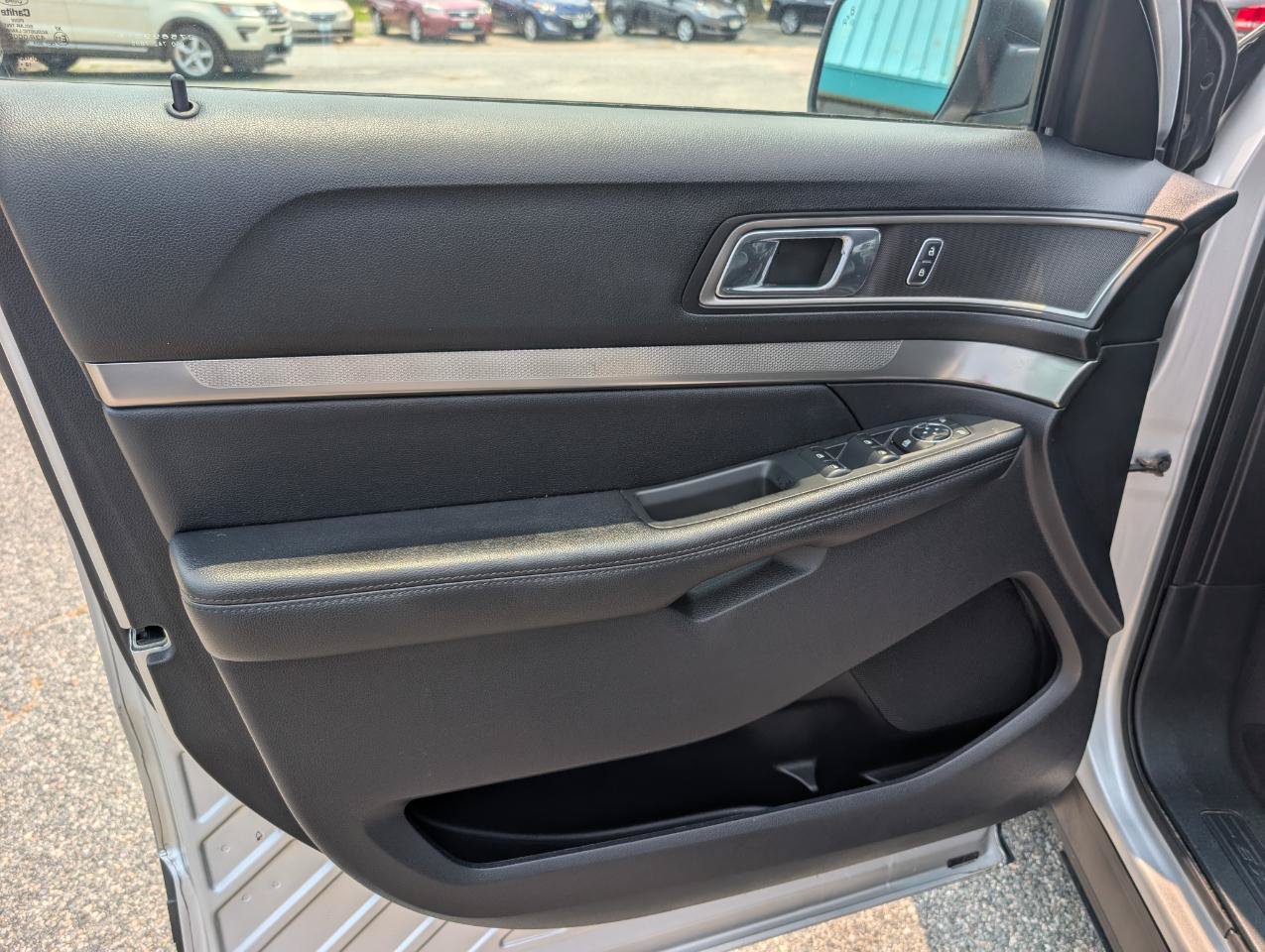 Used 2019 Ford Explorer XLT w/ Equipment Group 202A FWD image 13