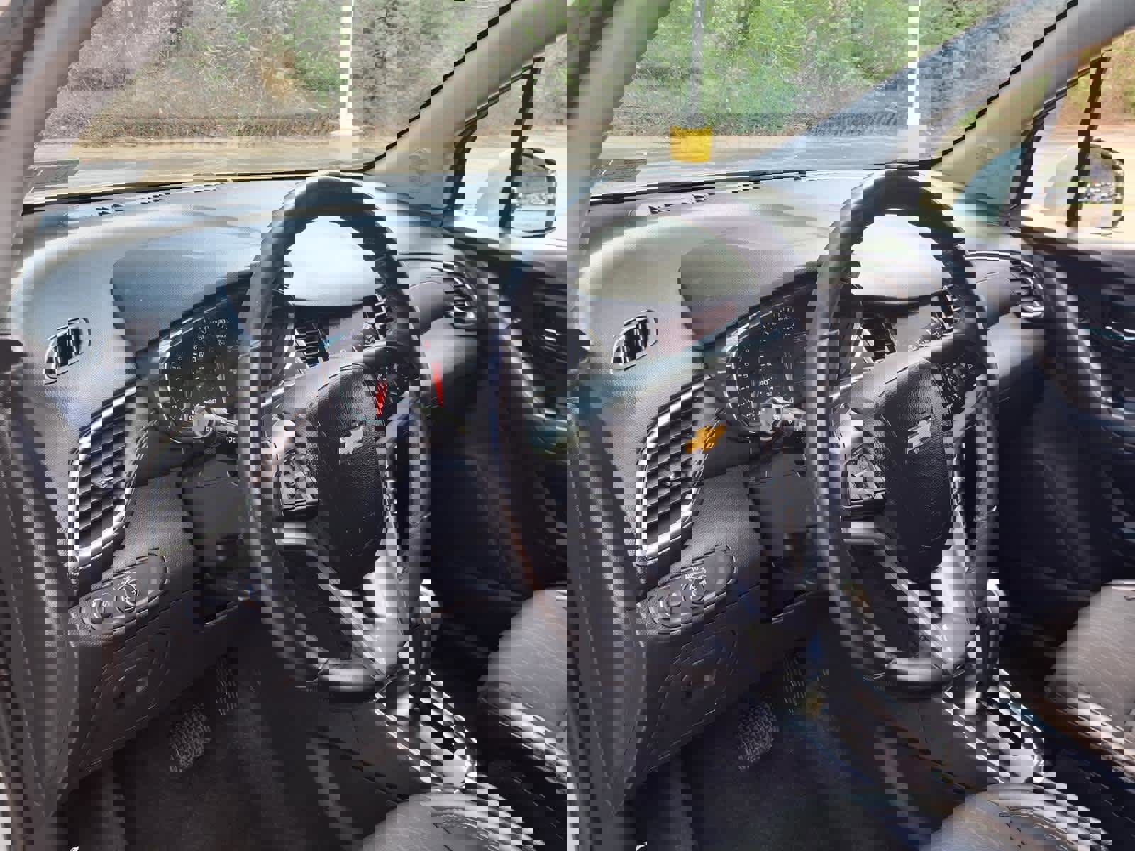 Used 2021 Chevrolet Trax LT w/ Sport Edition image 9