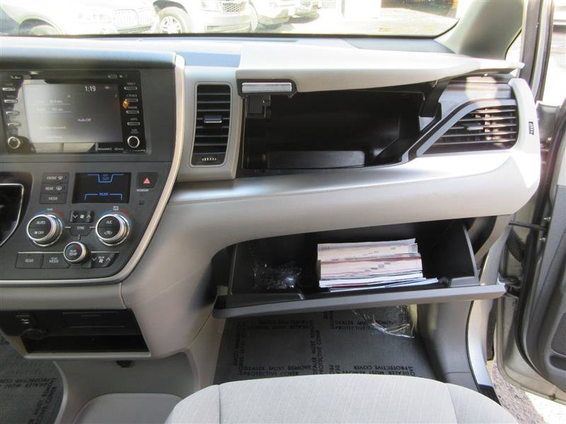 Used 2020 Toyota Sienna LE image 31