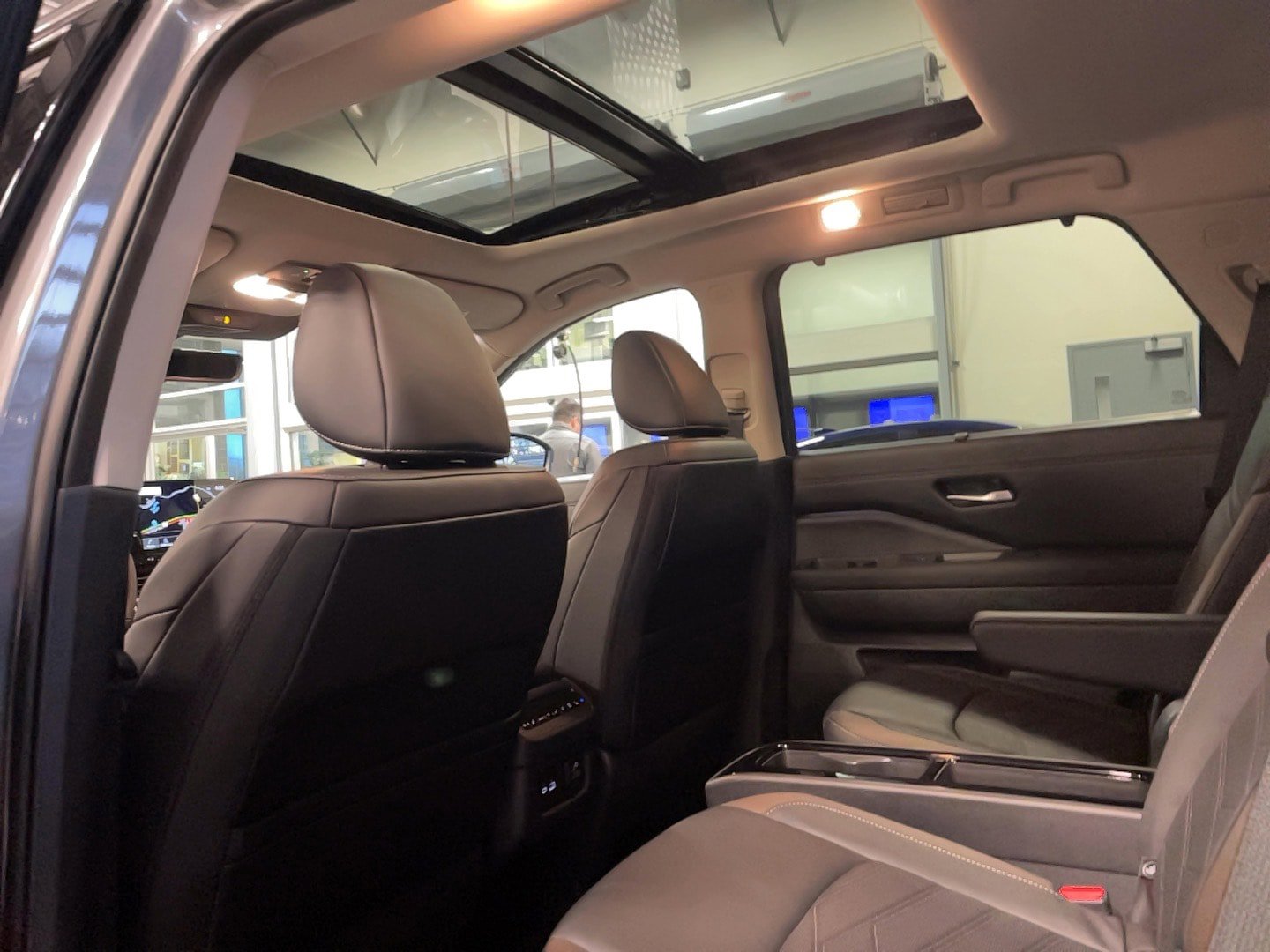 Used 2025 Nissan Pathfinder Platinum AWD/4WD image 6