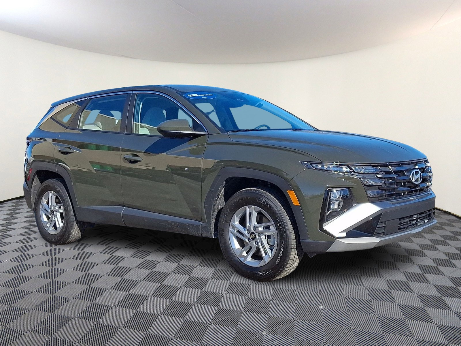 Certified 2025 Hyundai Tucson SE image 1