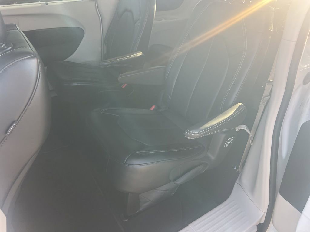 Used 2024 Chrysler Pacifica Touring-L image 37